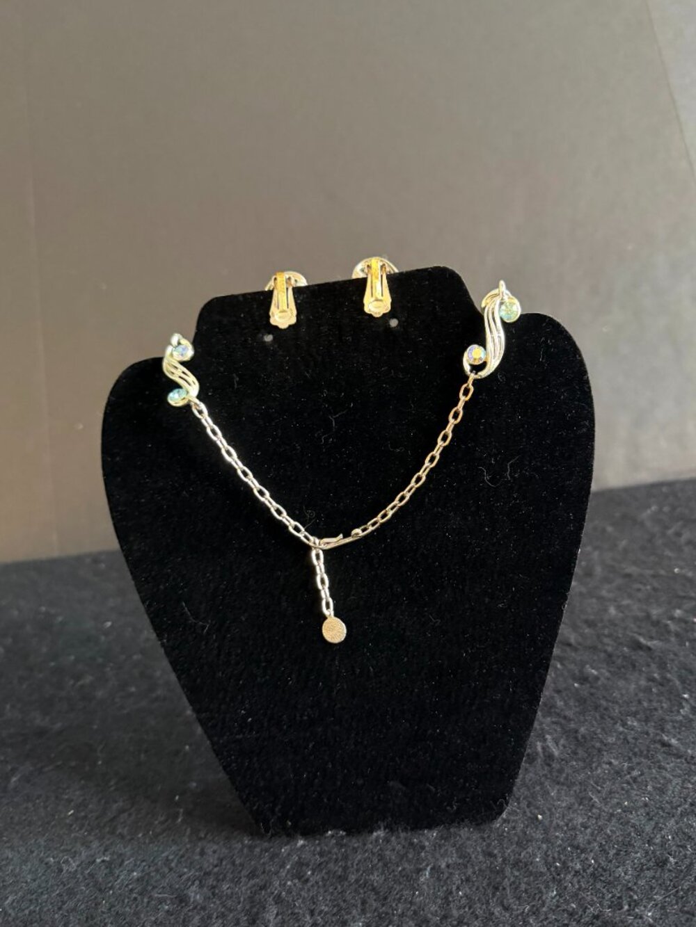 Vintage ‘Choker Style’ Silver Tone Necklace & Earrings w/Blue ‘Confetti’ Crystal - Picture 3 of 4
